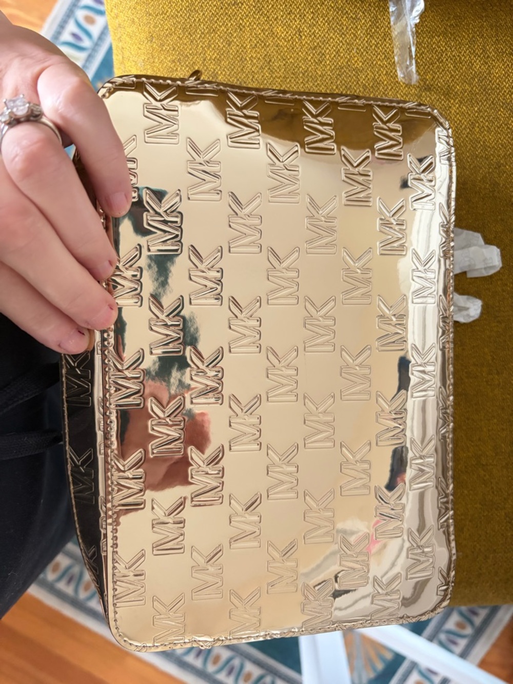 Michael Kors JetSet Crossbody in logo Gold Patent - Picture 12 of 13